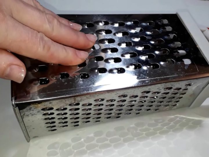 Буде терти як нова. Простий та швидкий спосіб нагострити терку підручними засобами