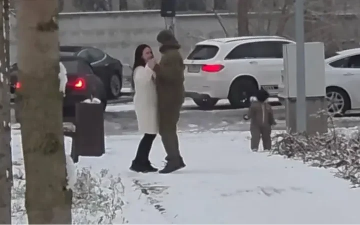 «Хай зачекає світ божевільний». У Києві зафільмували зворушливий момент — військовий танцював з коханою просто на вулиці