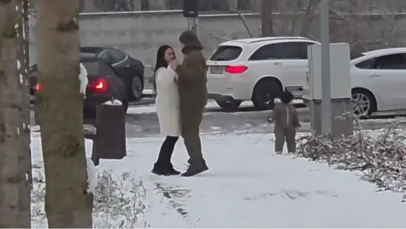 «Хай зачекає світ божевільний». У Києві зафільмували зворушливий момент — військовий танцював з коханою просто на вулиці