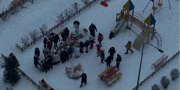 Із шашликами та віскі: Під час відключення світла кияни влаштували пікнік у дворі будинку (фото)