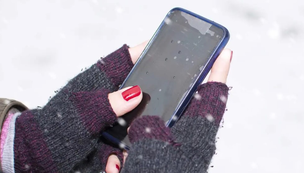 Ніколи не робіть цього з телефоном на морозі, щоб не зашкодити йому