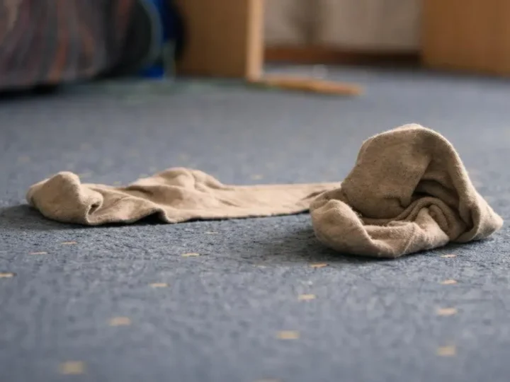 Дуже погана прикмета: чому не можна зберігати шкарпетки на підлозі, особливо біля ліжка