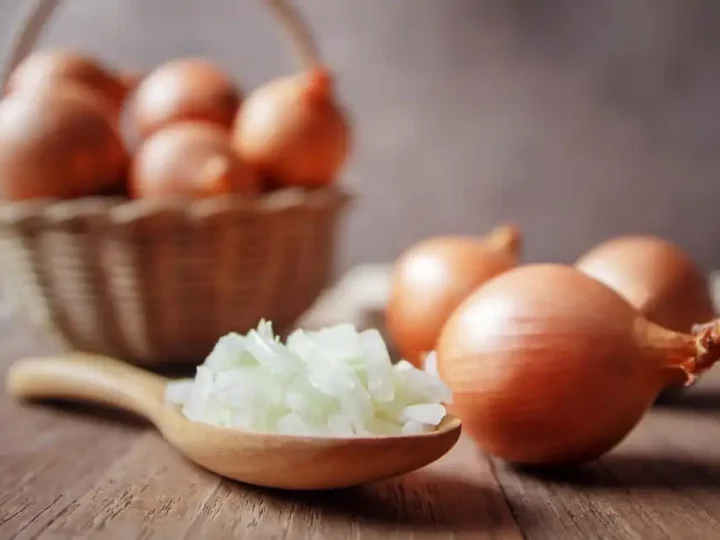 Старенька-травниця на ринку прошепотіла: «Завари цибулиння і пий три дні — потім зрозумієш»! (Я не повірив, поки не спробував сам)