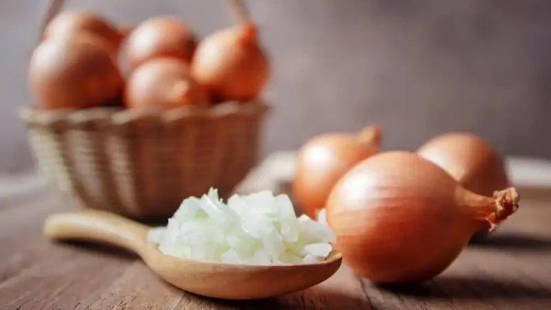 Старенька-травниця на ринку прошепотіла: «Завари цибулиння і пий три дні — потім зрозумієш»! (Я не повірив, поки не спробував сам)