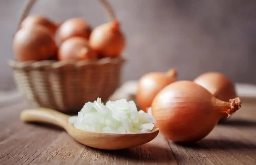 Старенька-травниця на ринку прошепотіла: «Завари цибулиння і пий три дні — потім зрозумієш»! (Я не повірив, поки не спробував сам)