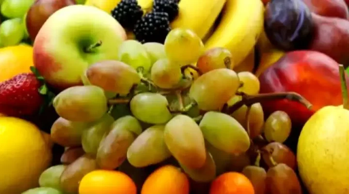 Які фрукти краще не їсти ввечері після 50: пояснення без міфів