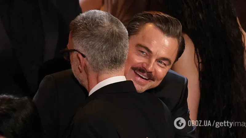 Леонардо Ді Капріо став головною зіркою доріжки “Оскара 2026” через зміни на обличчі та “секретну” супутницю. Фото