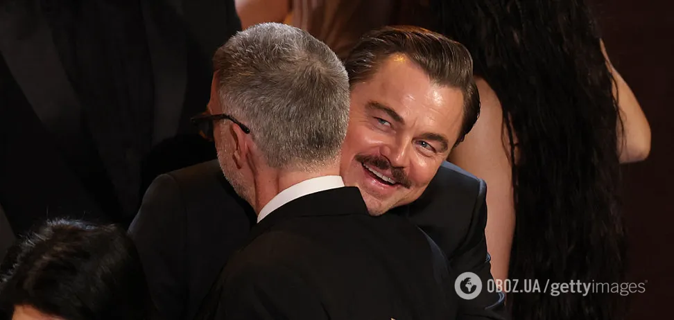 Леонардо Ді Капріо став головною зіркою доріжки “Оскара 2026” через зміни на обличчі та “секретну” супутницю. Фото