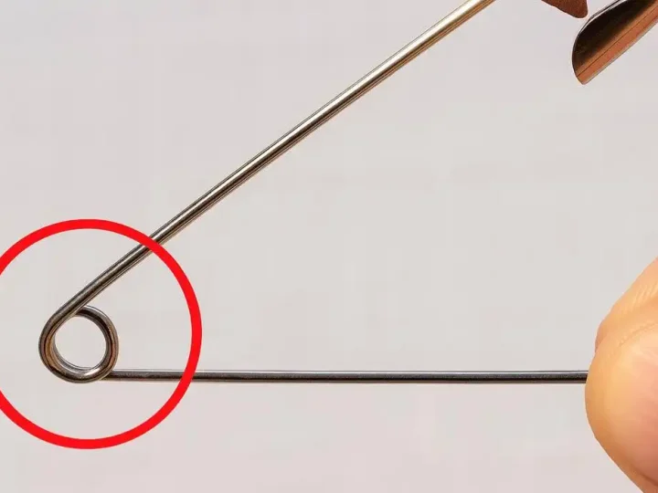 Навіщо в англійській шпильці шпильці крихітний отвіо: секрет, про який майже ніхто не знає