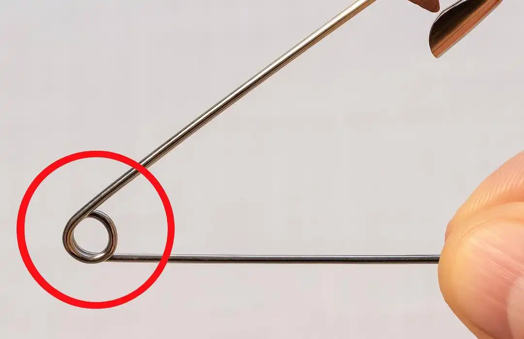 Навіщо в англійській шпильці шпильці крихітний отвіо: секрет, про який майже ніхто не знає
